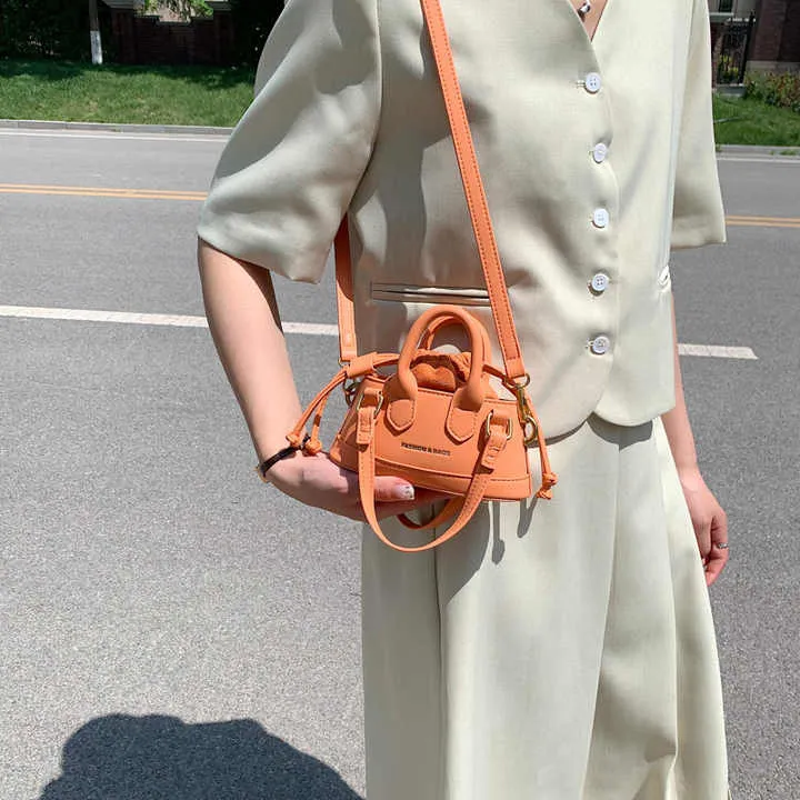 حقيبة يد نسائية من ماركة مشهورة حقائب يد نسائية محفظة وحقائب يد للنساءWomen's handbag from a famous brand, women's handbags, women's wallets and handbags