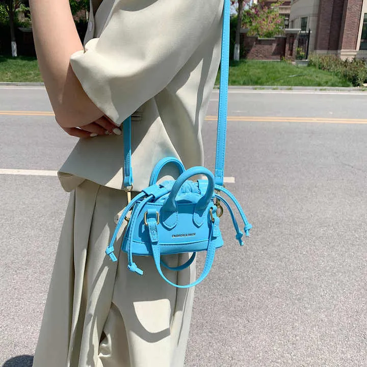 حقيبة يد نسائية من ماركة مشهورة حقائب يد نسائية محفظة وحقائب يد للنساءWomen's handbag from a famous brand, women's handbags, women's wallets and handbags