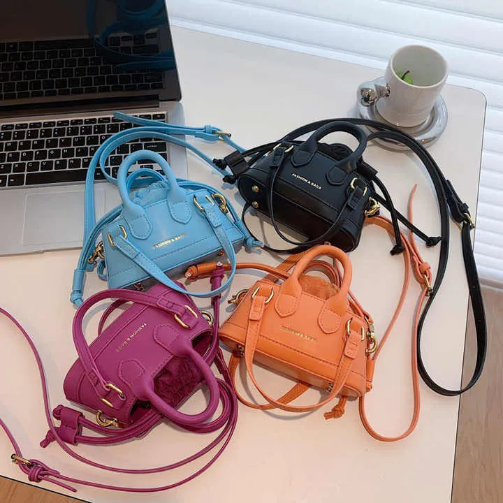 حقيبة يد نسائية من ماركة مشهورة حقائب يد نسائية محفظة وحقائب يد للنساءWomen's handbag from a famous brand, women's handbags, women's wallets and handbags