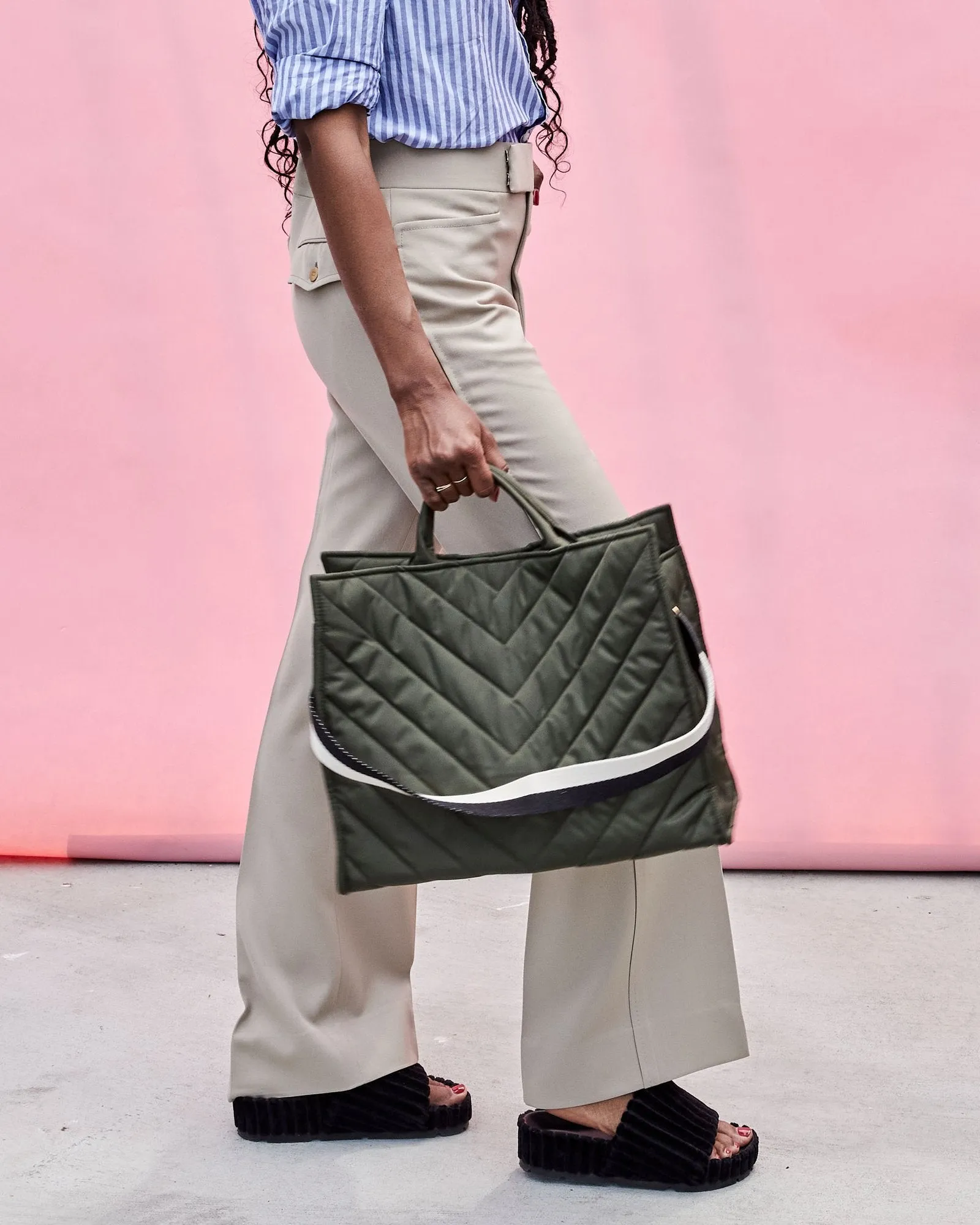 Clare V. - Simple Tote in Army Quilted V Puffer