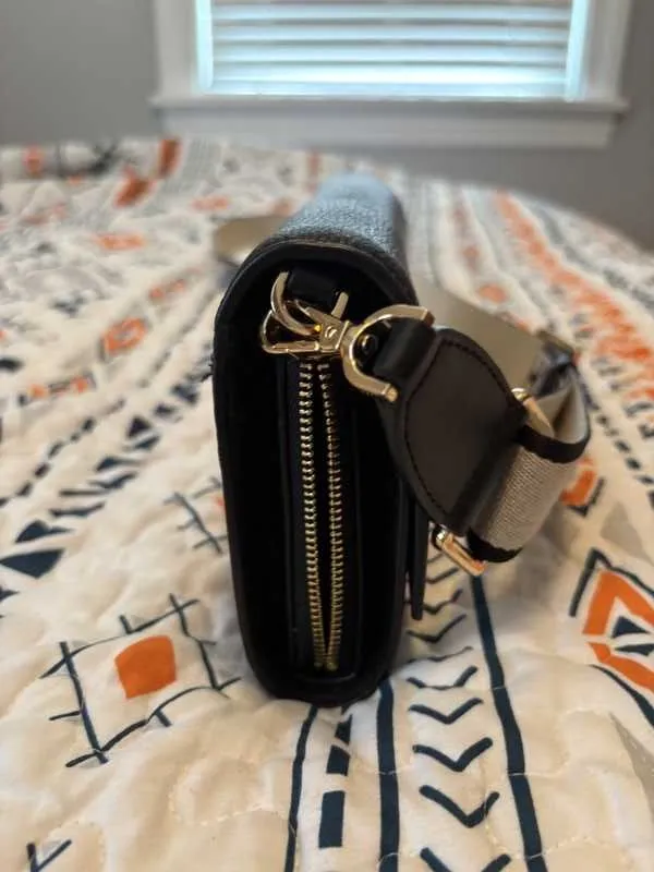 Jet Set Large Leather Crossbody Bag